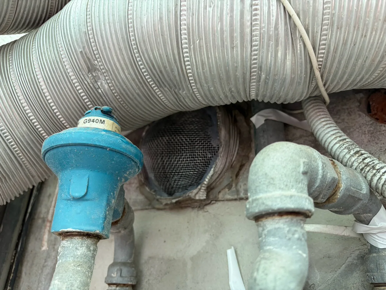 廚房水槽下給排水管與排風管穿孔處以不鏽鋼網封堵